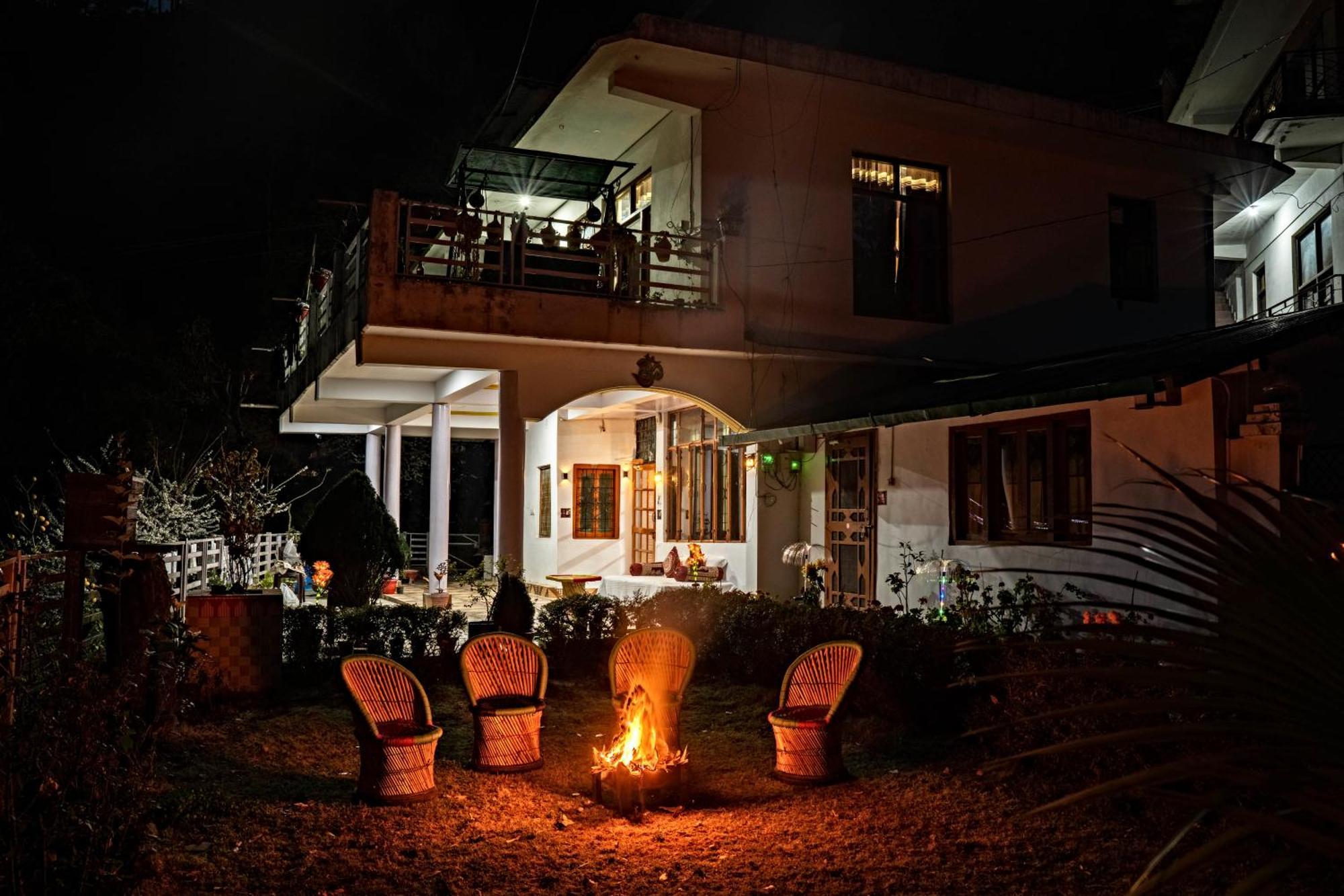 Nature's Vibe Near Kainchi Dham Holiday home *
